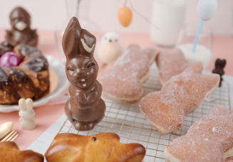 Chocolat lapin rieur et viennoiseries de Pâques - Fischer1913